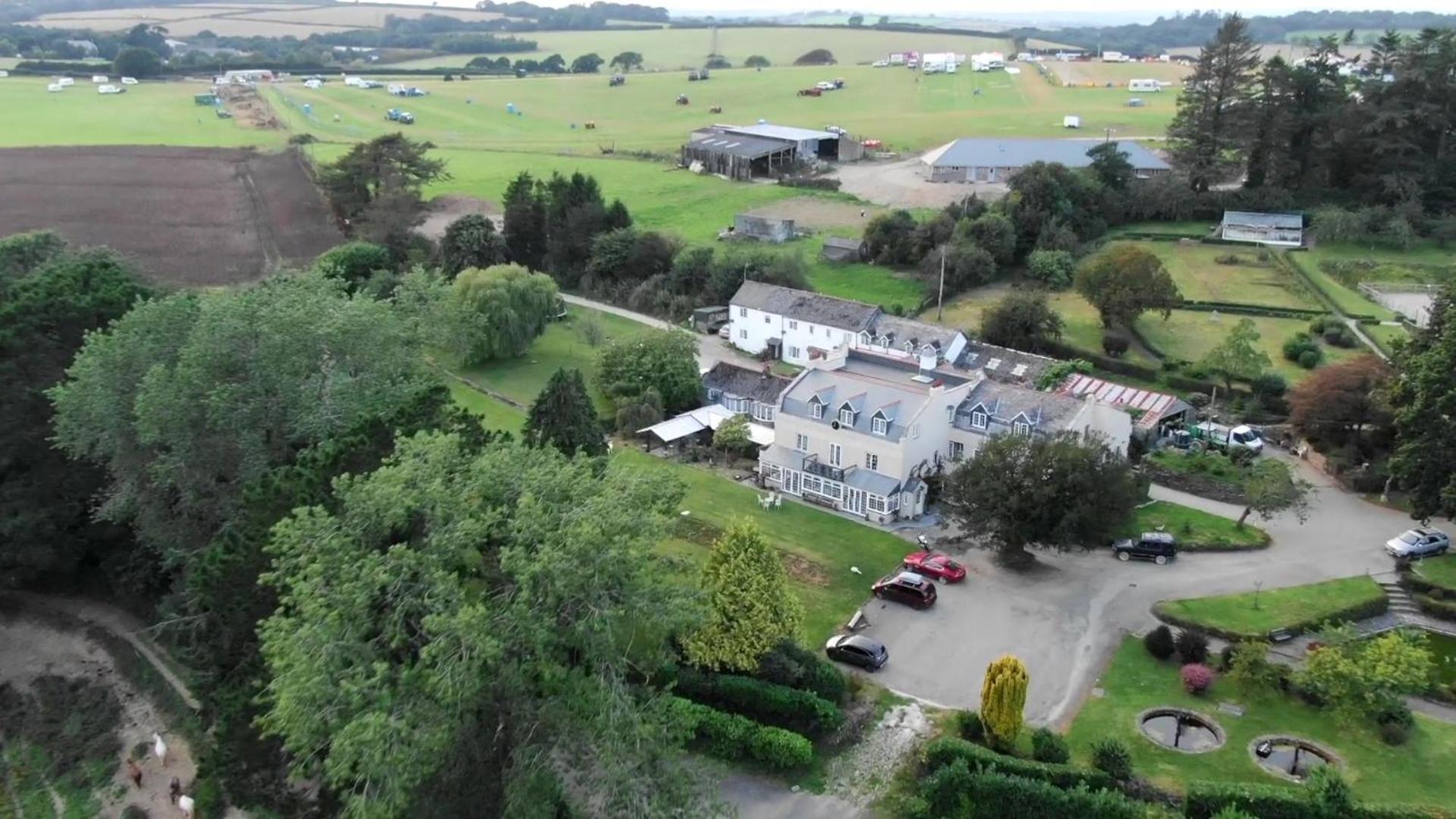 No 4 Trelawney Apartment - Onsite Bar - Restaurant - Horse Riding Menheniot Bagian luar foto